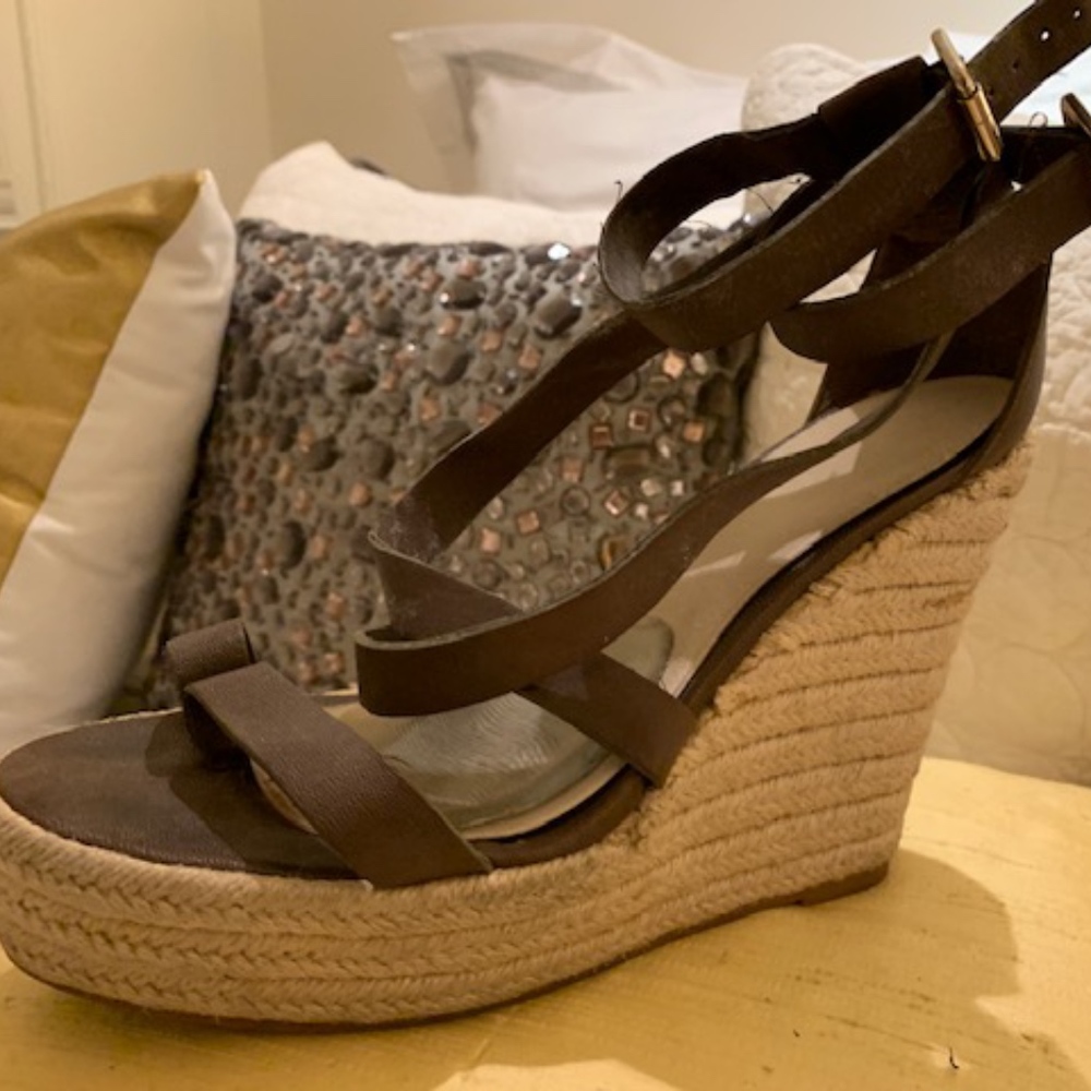 TAUPE WEDGE SANDAL